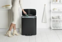 Brabantia Bo Pedaalemmer 60 Liter Matt Black 15 Brabantia Bo Pedaalemmer 60 Liter Matt Black -Tuinmeubelen & Barbecue Winkel Bo Pedal Bin 60L Matt Black 8710755211362 Brabantia 300dpi 6874x4742px 6 NR 17066 1