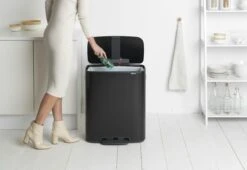 Brabantia Bo Pedaalemmer 60 Liter Matt Black 14 Brabantia Bo Pedaalemmer 60 Liter Matt Black -Tuinmeubelen & Barbecue Winkel Bo Pedal Bin 60L Matt Black 8710755211362 Brabantia 300dpi 6874x4742px 6 NR 17066