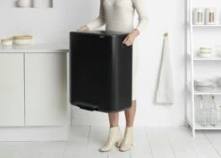 Brabantia Bo Pedaalemmer 60 Liter Matt Black 11 Brabantia Bo Pedaalemmer 60 Liter Matt Black -Tuinmeubelen & Barbecue Winkel Bo Pedal Bin 60L Matt Black 8710755211362 Brabantia 300dpi 7103x5074px 6 NR 17068