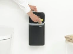 Brabantia Bo Touch Bin 4 Liter Met Kunststof Binnenemmer Matt Black -Tuinmeubelen & Barbecue Winkel Bo Waste Bin 4L Matt Black 8710755222481 Brabantia 300dpi 3912x2934px 6 NR 30295