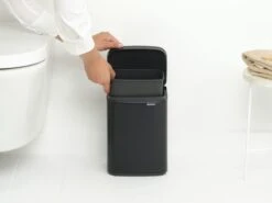 Brabantia Bo Touch Bin 4 Liter Met Kunststof Binnenemmer Matt Black -Tuinmeubelen & Barbecue Winkel Bo Waste Bin 4L Matt Black 8710755222481 Brabantia 300dpi 3912x2934px 6 NR 30296