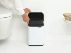 Brabantia Bo Touch Bin 4 Liter Met Kunststof Binnenemmer White -Tuinmeubelen & Barbecue Winkel Bo Waste Bin 4L White 8710755222344 Brabantia 300dpi 3912x2934px 6 NR 30278