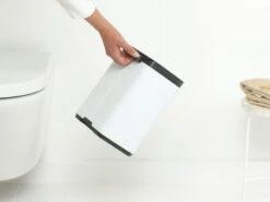 Brabantia Bo Touch Bin 4 Liter Met Kunststof Binnenemmer White -Tuinmeubelen & Barbecue Winkel Bo Waste Bin 4L White 8710755222344 Brabantia 300dpi 3912x2934px 6 NR 30281