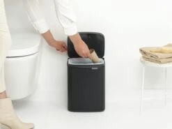 Brabantia Bo Touch Bin 7 Liter Met Kunststof Binnenemmer Matt Black -Tuinmeubelen & Barbecue Winkel Bo Waste Bin 7L Matt Black 8710755222900 Brabantia 300dpi 4810x3608px 6 NR 30330