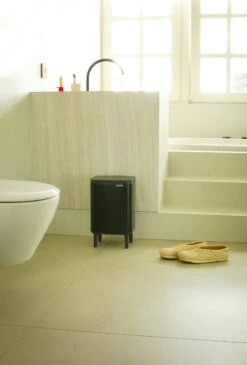 Brabantia Bo Hi Afvalemmer 7 Liter Matt Black 20 Brabantia Bo Hi Afvalemmer 7 Liter Matt Black -Tuinmeubelen & Barbecue Winkel Bo Waste Bin Hi 7L Matt Black 8710755227141 Brabantia 300dpi 4480x6624px 6 NR 30528