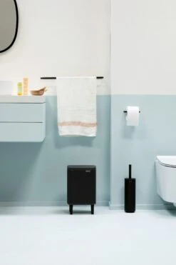 Brabantia Bo Hi Afvalemmer 7 Liter Matt Black 21 Brabantia Bo Hi Afvalemmer 7 Liter Matt Black -Tuinmeubelen & Barbecue Winkel Bo Waste Bin Hi 7L Matt Black 8710755227141 Brabantia 72dpi 4480x6720px 6 NR 30562