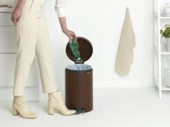 Brabantia Pedaalemmer Newlcon 12 Liter Mineral Cosy Brown -Tuinmeubelen & Barbecue Winkel NewIcon Pedal Bin 12L Mineral Cosy Brown 8710755208560 Brabantia 300dpi 4683x3512px 6 NR 27209