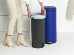 Brabantia Pedaalemmer Newlcon 30 Liter Mineral Powerful Blue -Tuinmeubelen & Barbecue Winkel NewIcon Pedal Bin 30L Mineral Powerful Blue 8710755207945 Brabantia 300dpi 4291x3218px 6 NR 27250