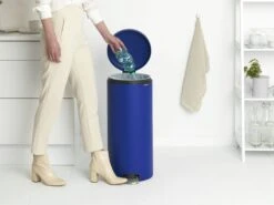 Brabantia Pedaalemmer Newlcon 30 Liter Mineral Powerful Blue -Tuinmeubelen & Barbecue Winkel NewIcon Pedal Bin 30L Mineral Powerful Blue 8710755207945 Brabantia 300dpi 5405x4054px 6 NR 27251