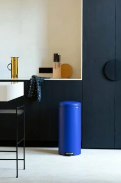 Brabantia Pedaalemmer Newlcon 30 Liter Mineral Powerful Blue -Tuinmeubelen & Barbecue Winkel NewIcon Pedal Bin 30L Mineral Powerful Blue 8710755207945 Brabantia 96dpi 4480x6720px 6 NR 26569