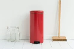Brabantia Pedaalemmer Newlcon 30 Liter Passion Red -Tuinmeubelen & Barbecue Winkel NewIcon Pedal Bin 30L Passion Red 8710755111808 Brabantia 5760x3840px 6 NR 2776
