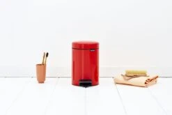 Brabantia Pedaalemmer Newlcon 3 Liter Passion Red -Tuinmeubelen & Barbecue Winkel NewIcon Pedal Bin 3L Passion Red 8710755112140 Brabantia 5700x3800px 6 NR 2827