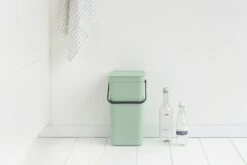 Brabantia Sort & Go Afvalemmer 16L Jade Green -Tuinmeubelen & Barbecue Winkel Sort Go Waste Bin 16L Jade Green 8710755211867 Brabantia 300dpi 5760x3840px 6 NR 25771
