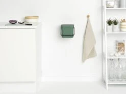 Brabantia Sort & Go Afvalemmer 6 Liter Fir Green -Tuinmeubelen & Barbecue Winkel Sort Go Waste Bin 6L Fir Green 8710755129841 Brabantia 300dpi 6214x4660px 6 NR 21365