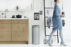 Brabantia Touch Bin 30 Liter Metallic Grey -Tuinmeubelen & Barbecue Winkel Touch Bin New 30L Metallic Grey 8710755115387 Brabantia 300dpi 5760x3840px 6 NR 13399
