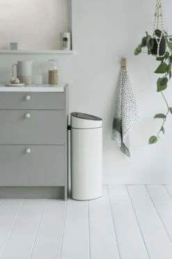 Brabantia Touch Bin 40 Liter White 9 Brabantia Touch Bin 40 Liter White -Tuinmeubelen & Barbecue Winkel Touch Bin New 40L White 8710755114984 Brabantia 3840x5760px 6 NR 11088