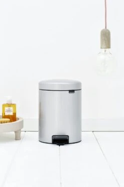 Brabantia Pedaalemmer Newlcon 5 Liter Metallic Grey -Tuinmeubelen & Barbecue Winkel bebe94caa5ea6a30857dba4c12fc34bb